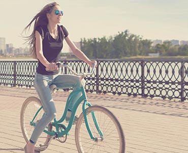 Jeune femme active en vélo