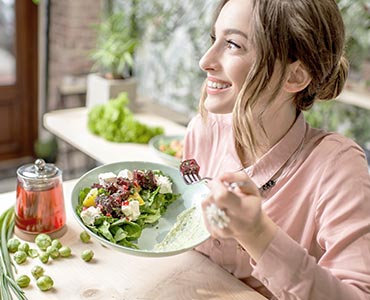 Jeune femme en train de manger