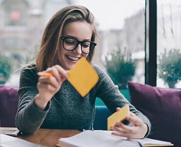 Jeune femme qui utilise des post-it