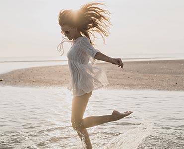 Jeune femme au bord de l'eau