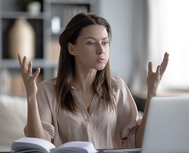 Femme stressée au travail