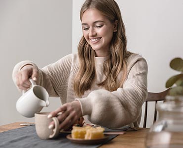 Jeune femme prenant son petit-déjeuner