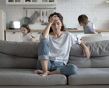 Jeune maman stressée par ses enfants