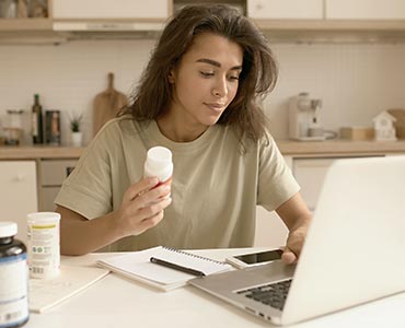 Jeune femme se renseignant sur des compléments alimentaires