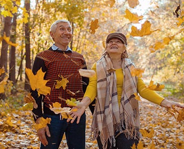 Couple de senior lors d'une balade automnale