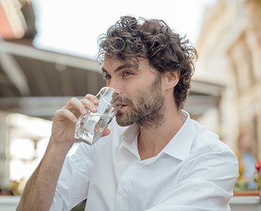 Boire de l'eau pour rester hydraté