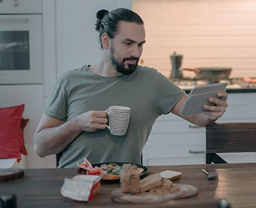 Homme relax prenant son petit déjeuner tranquillement