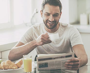 Homme prenant son petit-déjeuner