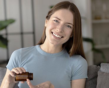 Jeune femme qui se supplémente en fer