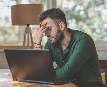 Jeune homme fatigué au travail