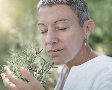 Femme respirant de l'herbe