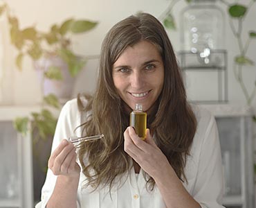 Jeune femme avec une huile essentielle