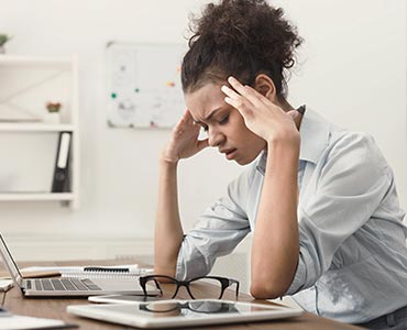 Jeune femme stressée au travail