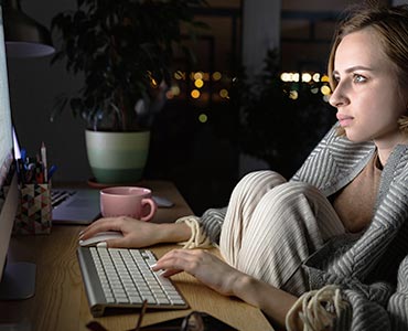 Jeune femme qui n'arrive pas à dormir