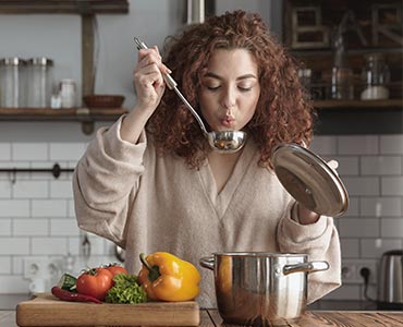 Femme en train de gouter sa soupe