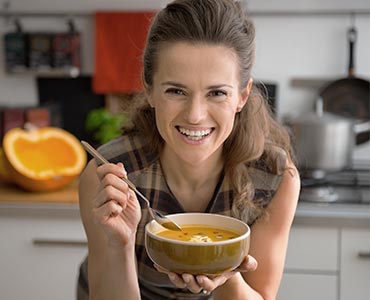 Jeune femme se préparant un bouillon