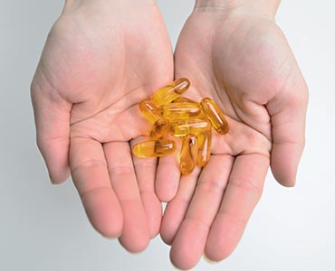 Gélules d'omega 3 dans une main