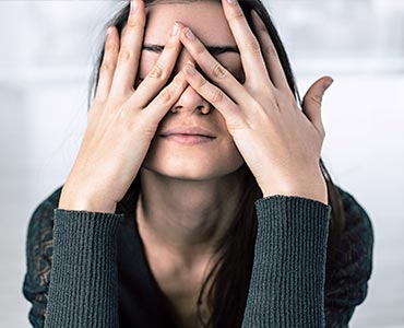 Jeune femme stressée qui se tient la tête