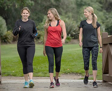 Groupe de copine qui marchent en nature