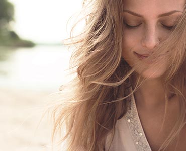 Jeune femme aux cheveux long