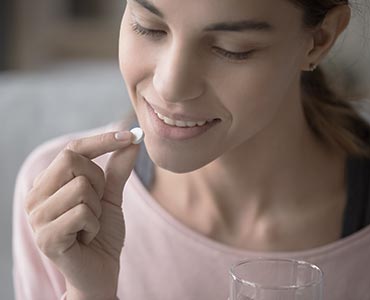 Femme prenant des compléments alimentaires