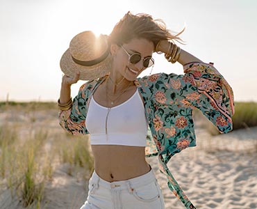 Jeune femme à la plage