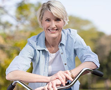 Femme d'âge mûr sur un vélo