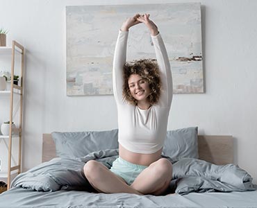 Jeune femme se réveillant d'un sommeil réparateur