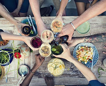 Groupe d'amis prenant un apéritif