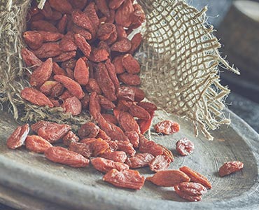 Baies de goji séchées dans un bol