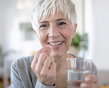 Femme d'age mur qui se supplémente en vitamine D