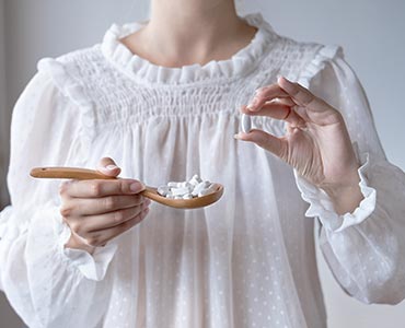 Jeune femme tenant un comprimé