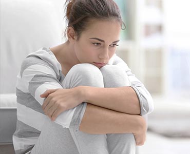 Jeune femme qui tient un 