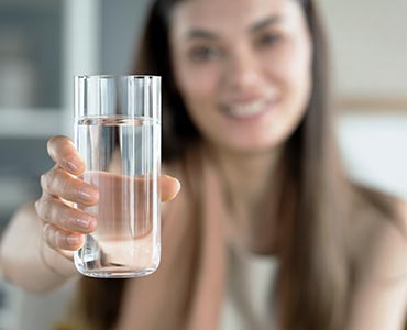 Jeune femme qui tient un 