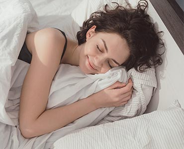 Jeune femme qui dort paisiblement