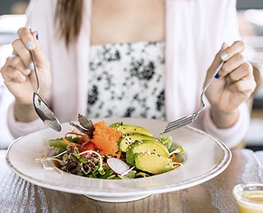 Femme qui mange un plat sain et équilibré