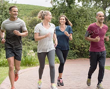 Groupe d'amis faisant un footing