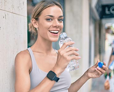 Jeune femme sportive qui boit de l'eau