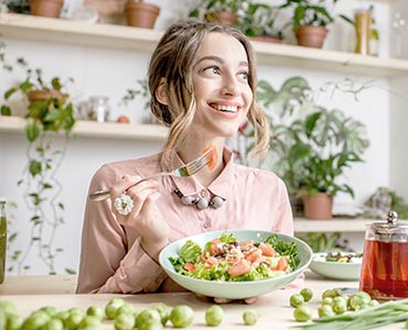 Jeune femme qui mange équilibré