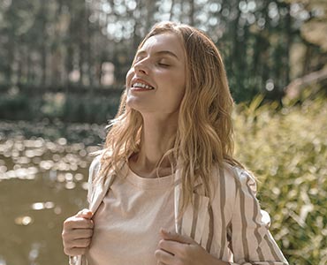 Jeune femme en bonne santé qui respire en nature