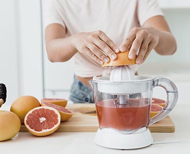 Femme qui prépare un jus de fruits