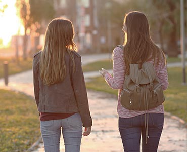 Jeunes femmes en train de marcher dans un parc