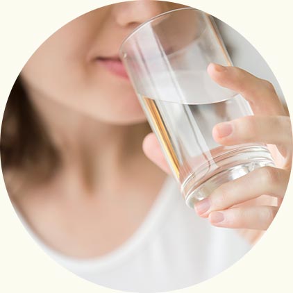 Jeune femme consommant des gélules de compléments alimentaires