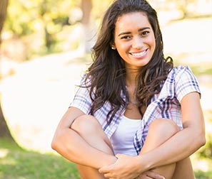 Jeune femme souriante dans un parc
