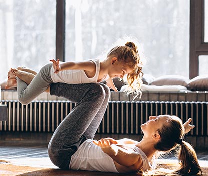 Jeune femme tenant une capsule d'omega 3