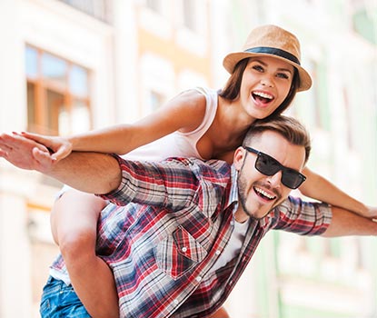 Jeune couple heureux