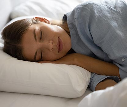 Jeune femme qui dort
