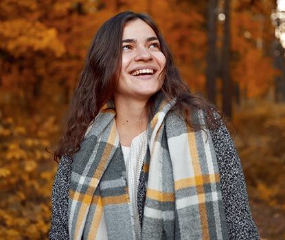 Jeune femme en forêt à l'automne