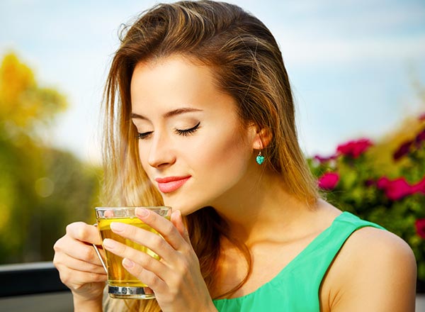jeune femme buvant un thé en terrasse