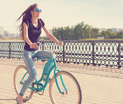 Jeune femme randonnant en vélo